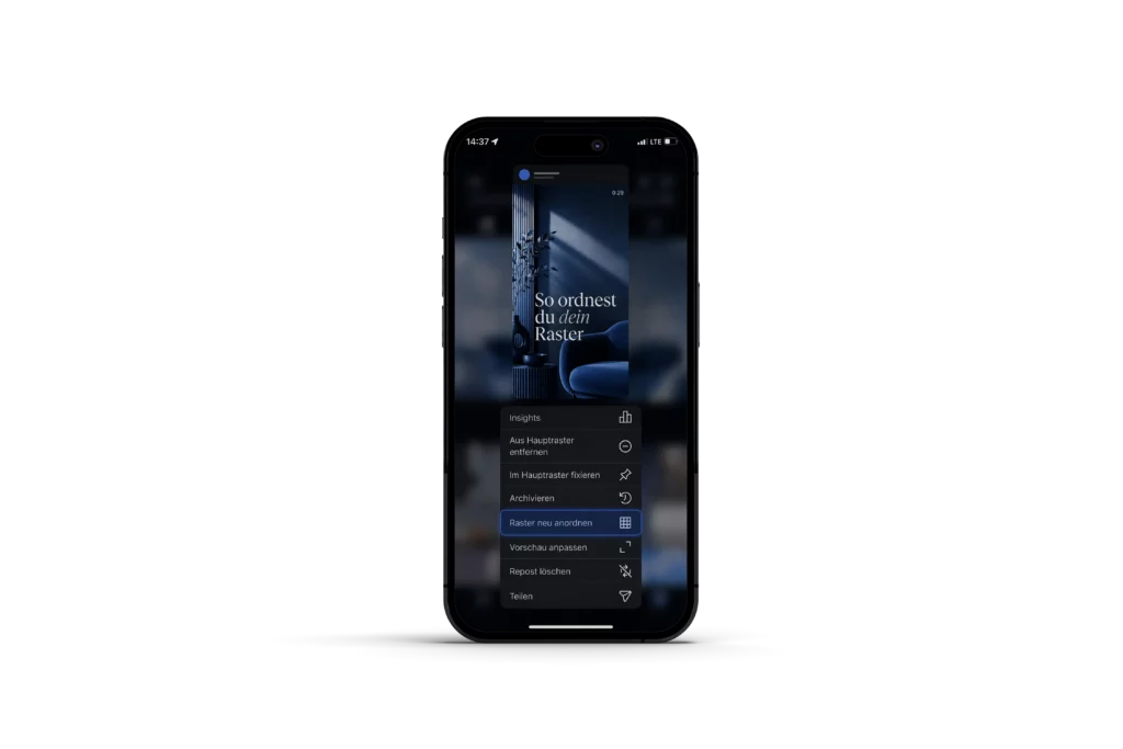 Mockup eines Handys, in dem gezeigt wird, wie man das Instagram-Raster nun individuell anpassen kann. 